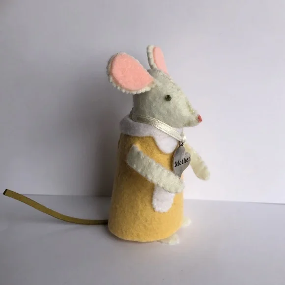 Mother felt Mouse art doll butter yellow dress pendant hand-sewn Handmade gift - Picture 4 of 8